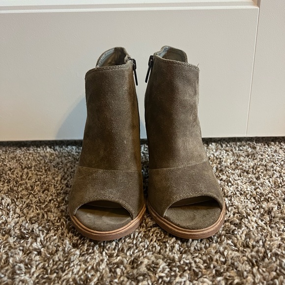 Vince Camuto Healed Booties Open Toe NWOT - Picture 2 of 5